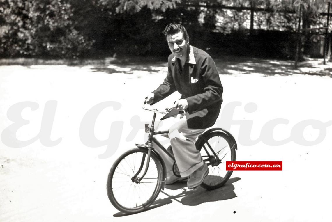 Imagen Jugó en la Selección Argentina. Fue Campeón de la Copa América de 1945 (Chile) y 1946 (Argentina).