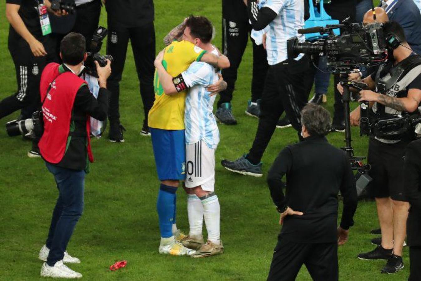 Imagen Neymar saludó a Messi apenas terminó el partido