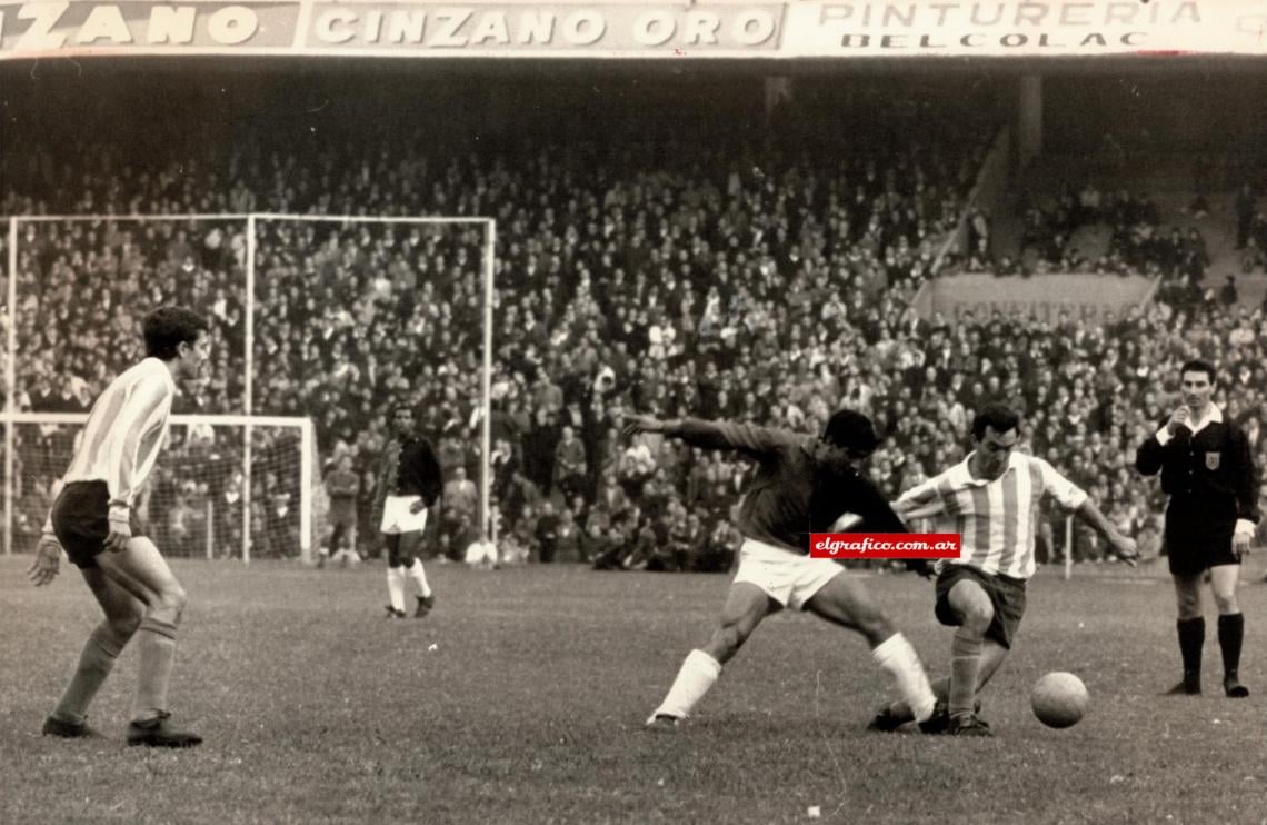 Imagen Jugando para Racing, frente a Colón. En la Academia jugó por cinco años (1965-1970), ganó el Campeonato de Primera Dvisión de 1966 y también la Copa Libertadores e Intercontinental de 1967.