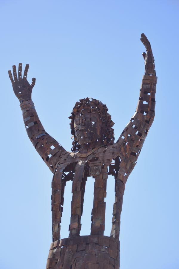 Imagen La escultura de Kempes pesa 1400 kilos y mide 8,5 metros de alto (TELAM)