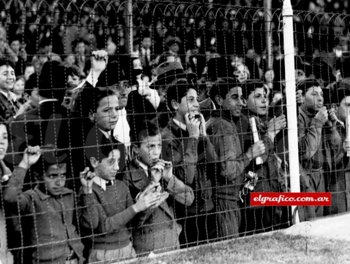 Imagen Varios pibes , que con habilidad escurridiza propia de la edad y tamaño, lograron ponerse en primera fila para ver el gran match.