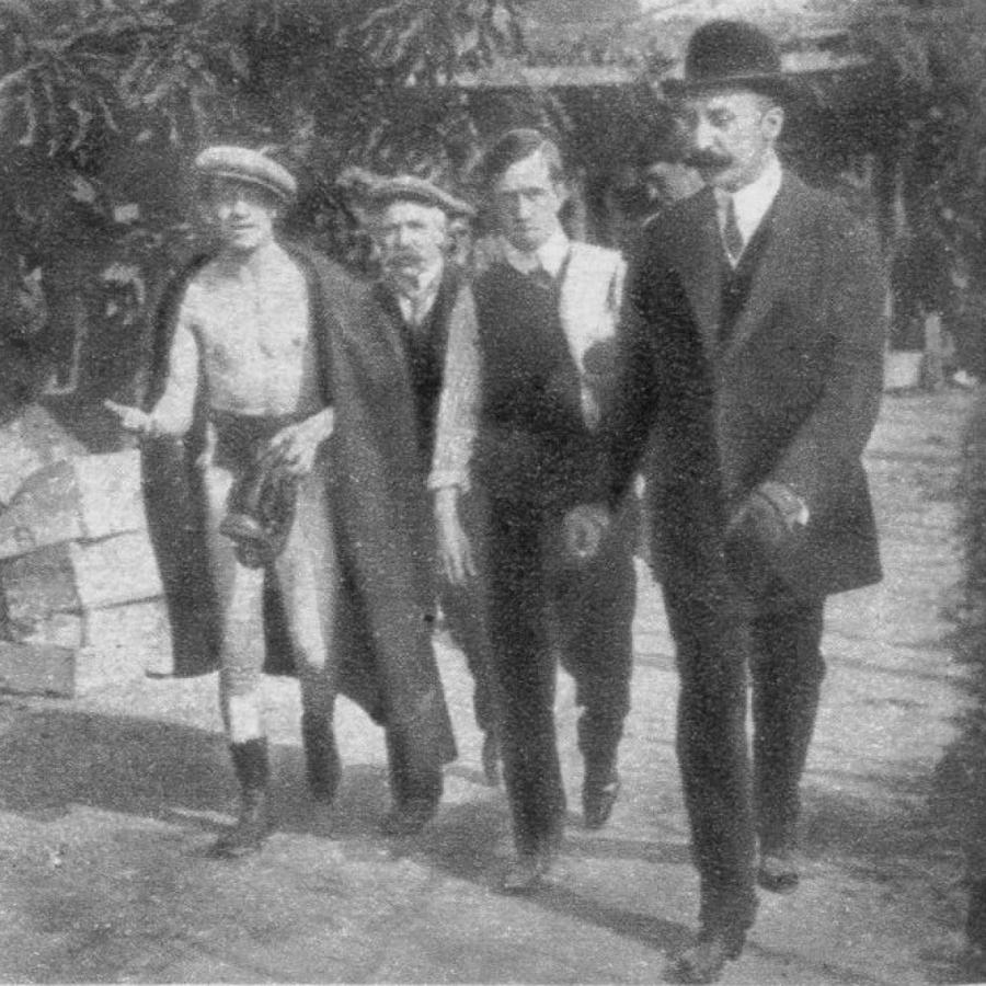 Otra reliquia gráfica, con sabor al Buenos Aires de entonces. Willie Gould, con gorra, se dirige hacia el "ring", acompañado por sus segundos y por el doctor Magnanini.