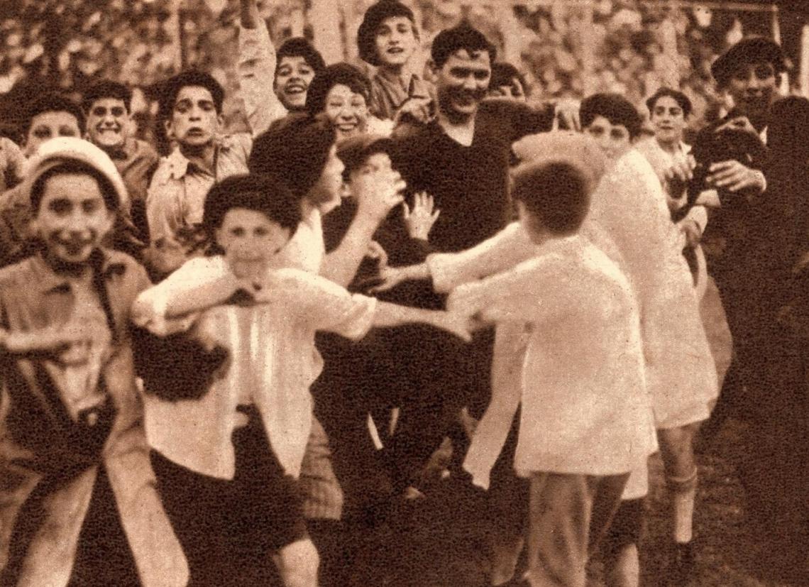 Imagen En tiempos en que no se hablaba de tácticas Manuel Seoane pasaba largo a Raymundo Orsi, quien hacía valer su velocidad y su fuerte y bien dirigido shot. He aquí al magnífico insider agasajado por el piberío. La línea de Independiente la completaban Canaveri, Lalín y Ravaschino. 