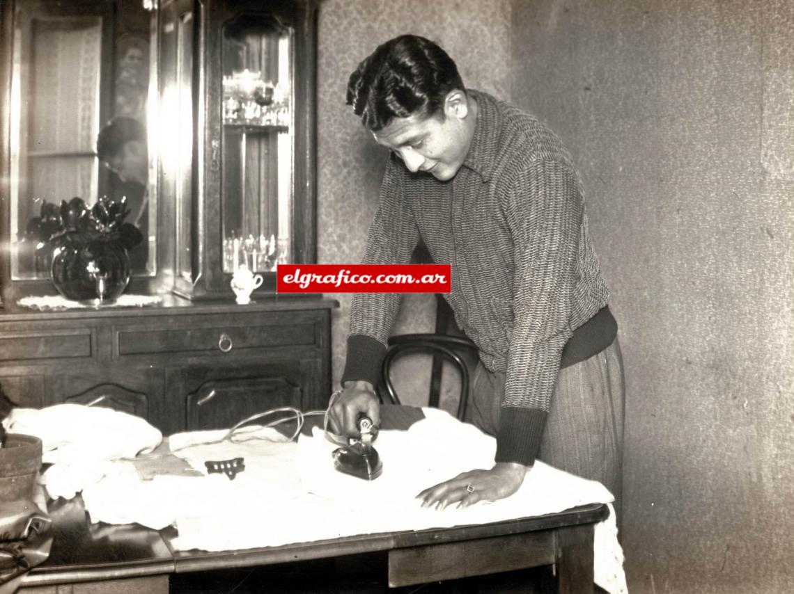Indio Juárez realizando tareas domésticas.