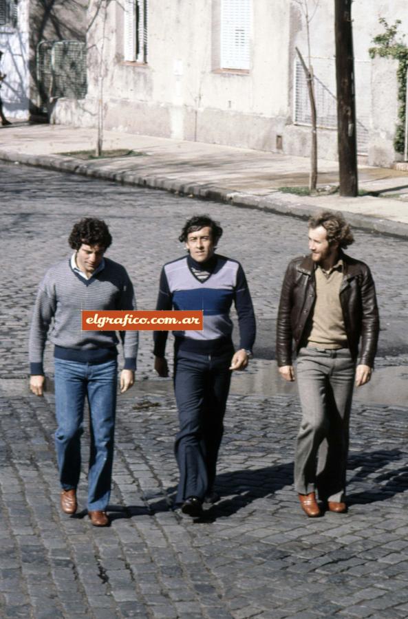 Imagen Los tres amigos que el destino volvió a reunir bajo la misma casaca, rememorando otros tiempos en las calles de Parque Patricios.