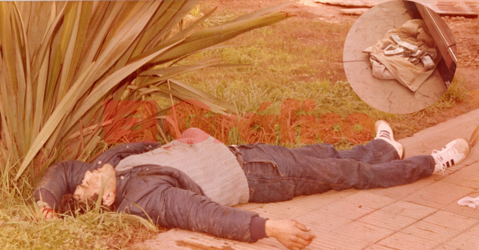 Imagen César Romero yace inmóvil en el piso. 