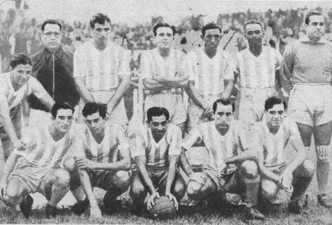 Imagen RACING. De izquierda a derecha, de pie: Díaz, Salomón, Santizo, Scarcella, Moreira y Cuello. — Agachados: Devizia, Godoy, Benítez Cáceres, García y Fandiño. 