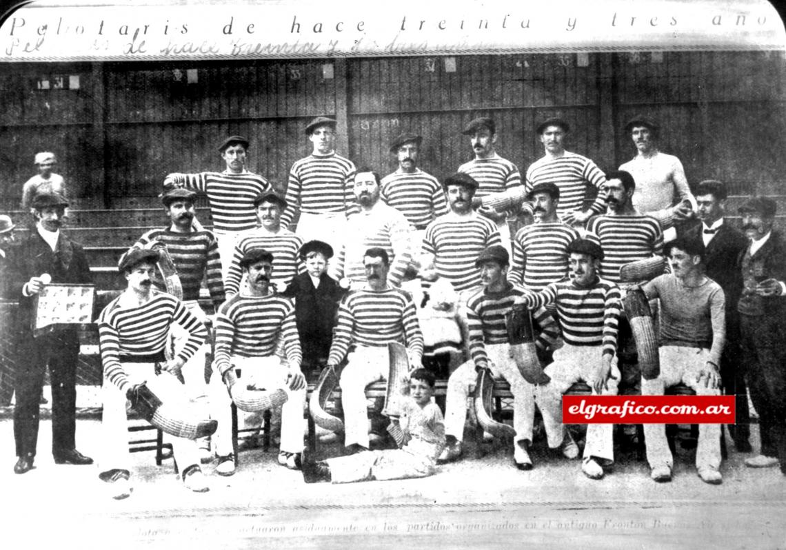Imagen Cuadro de los pelotaris que jugaron en la Plaza Eúskara a fines del siglo XIX. 