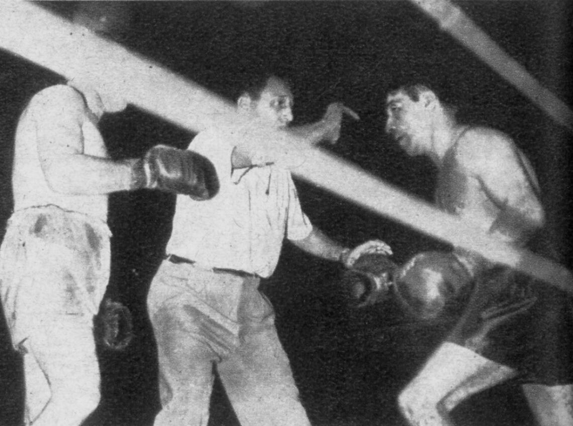 Imagen En varios momentos del décimo round el juez de ring le contó a Rizzo por no contestar. No sabíamos que estaba actuando con una mandíbula fisurada, al parecer, desde la octava vuelta.