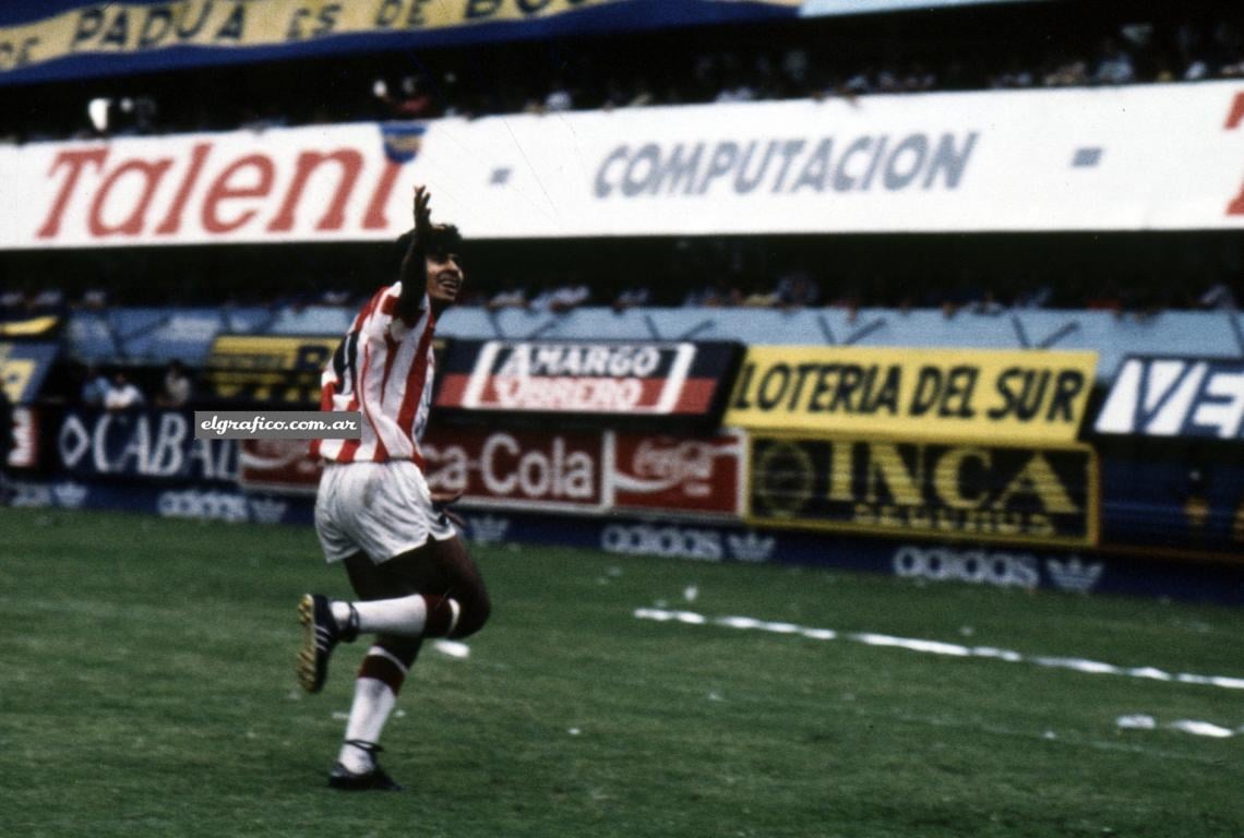 Imagen INÉDITA. Antonio Gonzalez festeja. Locura en la mitad de Tucumán.