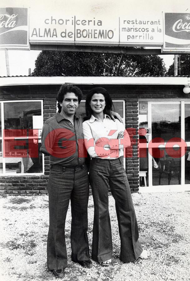 Imagen Victorio Casa y su mujer, en uno de sus emprendimientos como ex futbolista.