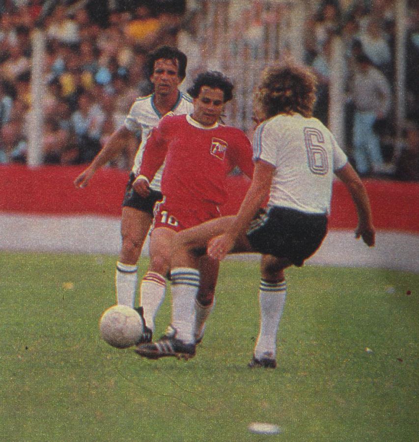 Imagen Va el toque de Emilio Nicolás Commisso, perseguido por Finarolli y superando la salida de Héctor Vargas. Temperley planteó un juego de marcas personales en el primer tiempo, en el segundo arriesgó un poco más pero sólo dos veces se acercó a Vidallé.
