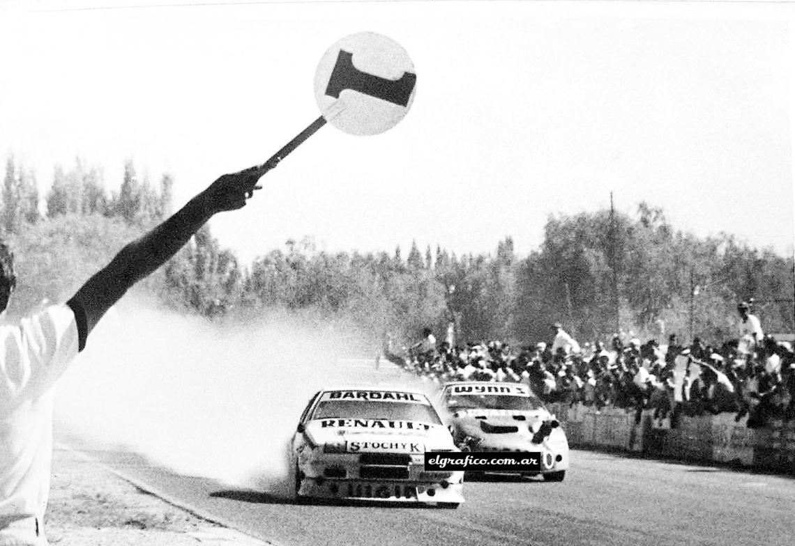 Con la cupé Fuego en llamas en General Roca (1988).