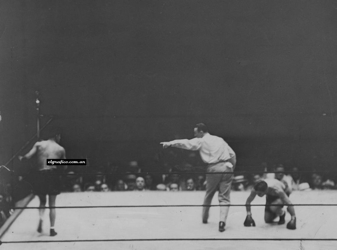Imagen Debut en Nueva York. El 17 de julio de 1930 el invicto Justo Suárez con 15 peleas profesionales, enfrenta en el Yankee Stadium en el Bronx a Joe Glick, un experimentado boxeador con más de 200 combates. Lo vence por puntos claramente después de 10 vueltas. Un mes después vencería al mediocre Herman Perlick también por puntos.