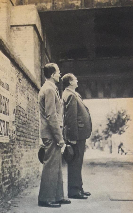 1937. Los señores Rosendo y Marcelo Degiorgi miran, treinta años después, el puente en el que los hinchas de Racing escribieron el terrible pronóstico que no se cumplió: "40 a 0!"