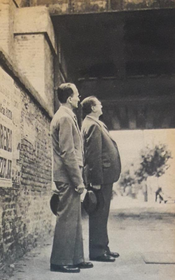 Imagen 1937. Los señores Rosendo y Marcelo Degiorgi miran, treinta años después, el puente en el que los hinchas de Racing escribieron el terrible pronóstico que no se cumplió: "40 a 0!"