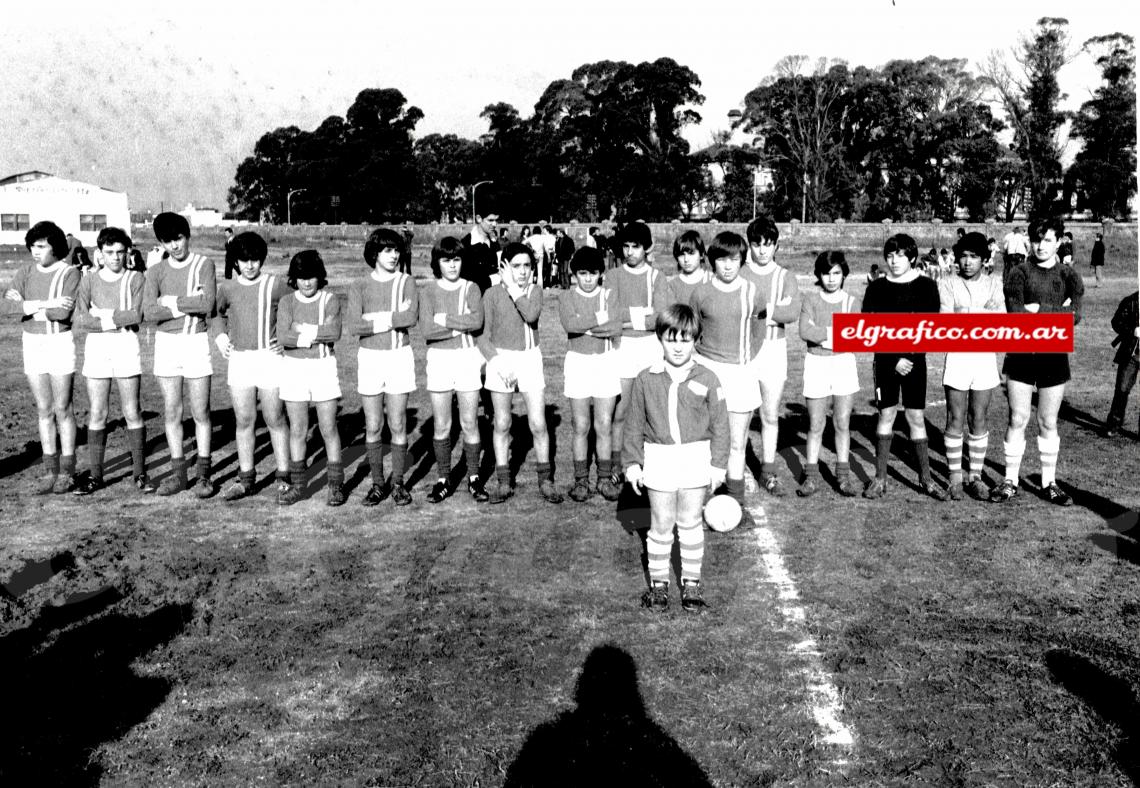 Imagen Los Cebollitas clase 1960. Fernando Delgado. Atrás: Duré, Celvaggi, Lucero, Estévez, Carrizo, Chamán, Rodríguez, Della Buona, Maradona, Santagatli, Trotta, Delgado,Sánchez. Montaña, Escobar, Ojeda y Mongiardin.