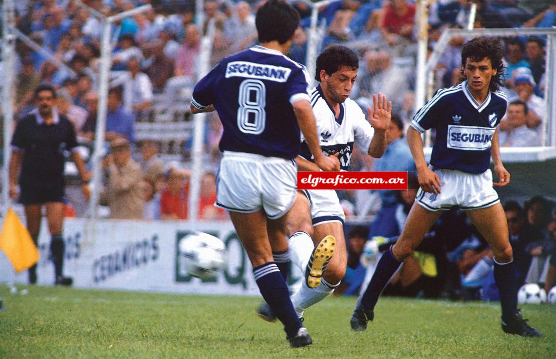 Imagen Primer ciclo en Quilmes, donde llegó con 21 años. Es el de pelo largo, a la derecha.