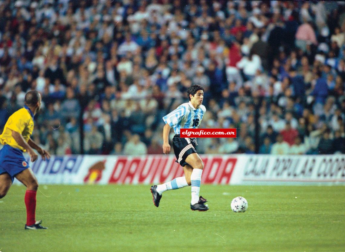 Imagen Debuto en la mayor el 16 de noviembre de 1997, por la última fecha de las eliminatorias, contra Colombia en la Bombonera. Serna lo mira.