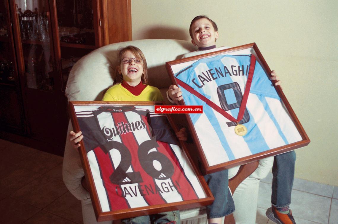 Imagen Las camisetas enmarcadas y las caras de orgullo.