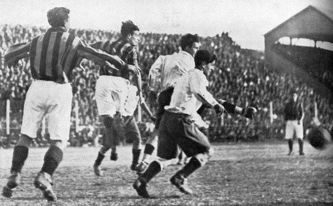 Imagen Fossa ha rechazado con la cabeza un centro de Grossi, y la pelota escapa al alcance de Caratti y Del Giudice. Los backs locales, como todo el team, actuaron en gran forma; en cambio, el centre forward de Racing fracasó.