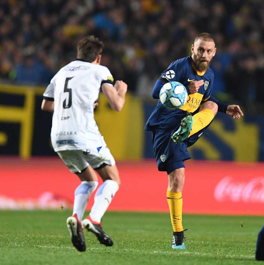 Imagen Lucas Bossio de Almagro busca interceptar el pase de Daniele De Rossi, el italiano que debutó en Boca.