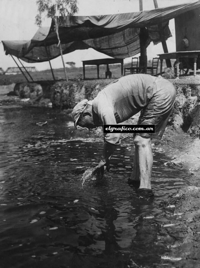 Imagen Pompei solía estimularse con vino para largas distancias y en esta foto después de “estimularse” tanto en el puestito que se ve al fondo que tuvo que ir a un arroyo para refrescarse.