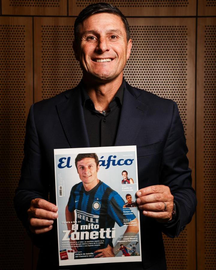 Imagen Javier Zanetti en 2025, con su única tapa de El Gráfico, en 2011.