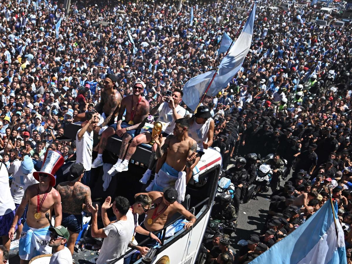 Imagen Postales de una fiesta popular jamás vista generada por la Selección de Scaloni.