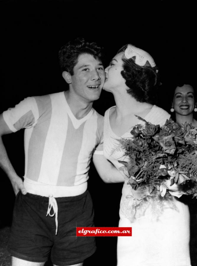 La actriz mexicana Elsa Aguirre besa a Sívori en la previa de Perú-Argentina.