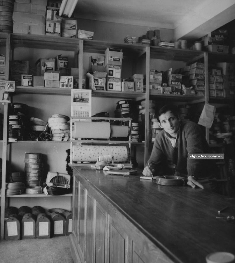 Imagen Las ocupaciones particulares. Antes fue vendedor de la sección lanas y cueros de la firma Monaldi, Mames y Cía. Desde este año es socio de Celsius Comercial, casa mayorista que distribuye materiales eléctricos, en Brown 935. "Aquí trabaja toda la familia..." 