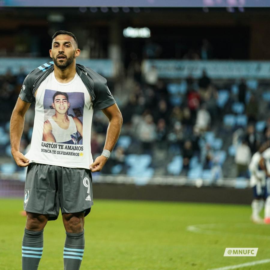 Imagen El festejo de gol de Wanchope, con dedicatoria especial para Gastón, su hermano fallecido.