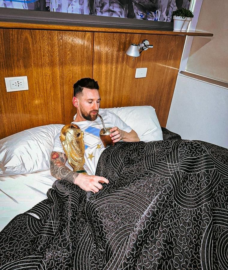 Imagen Messi, el mate y la Copa más linda de todas. Germán Cano imitó a su ídolo pero con la Libertadores.