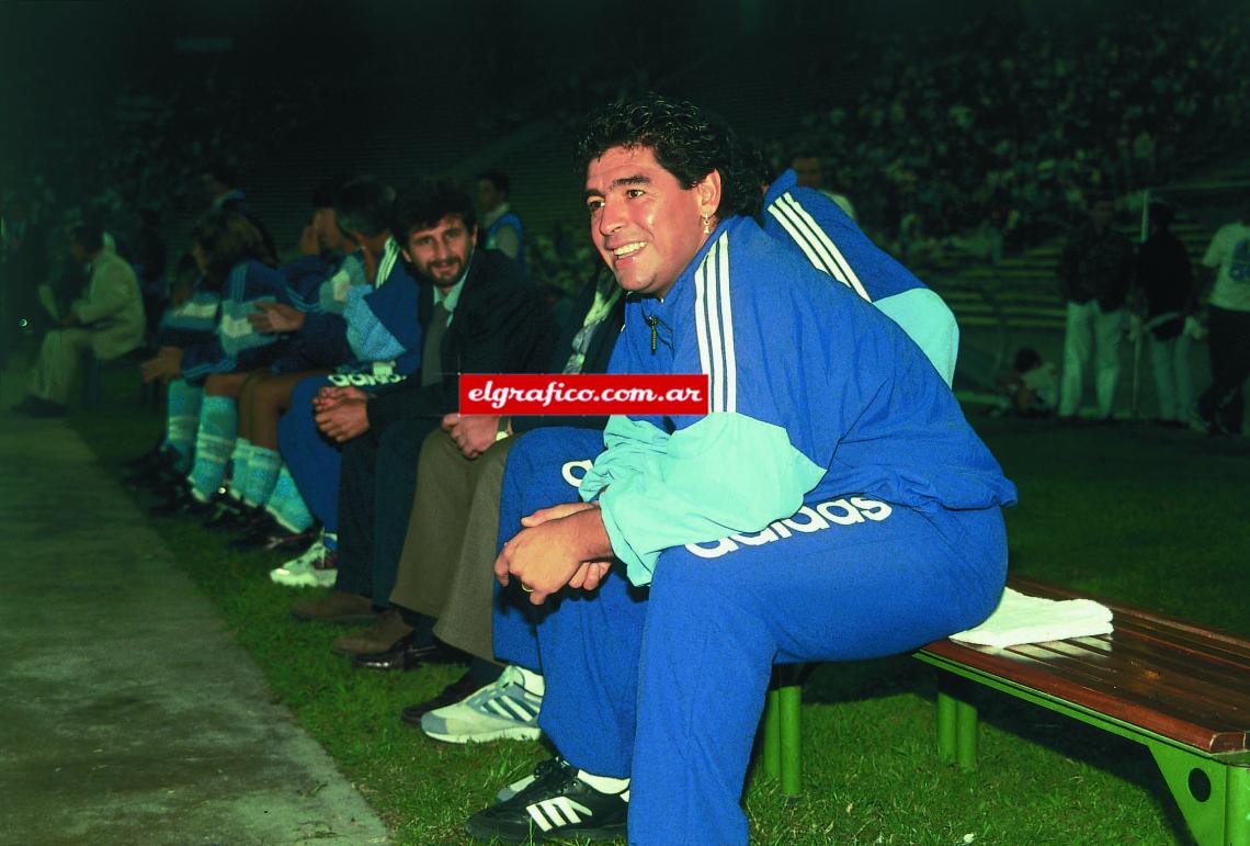 Maradona en el banco académico en pos de un éxito que no fue.