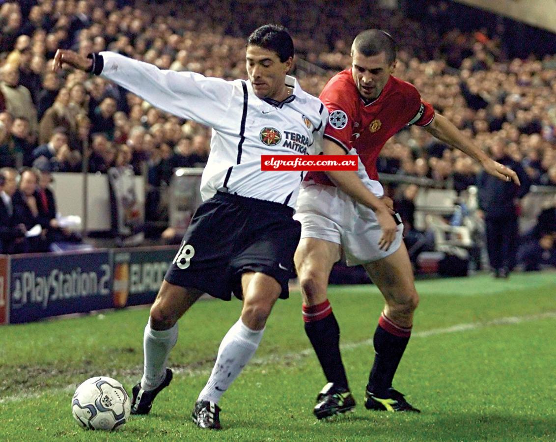 Con el valencia, marcado por Roy Keane, del Manchester. Finalista de dos Champions.