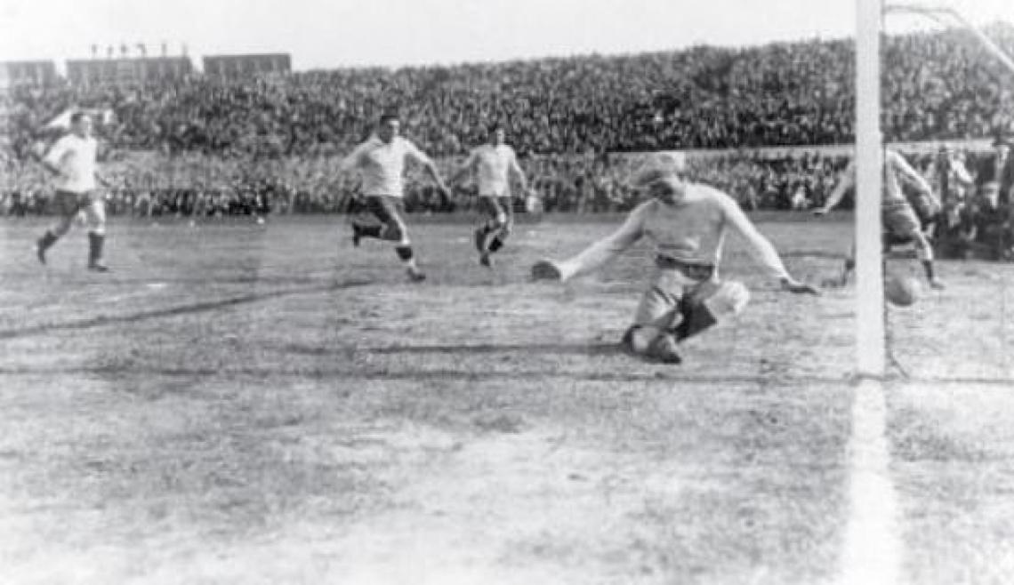 Imagen Instante que se produce el primer gol de Uruguay frente a Argentina en la final del mundo de 1930.