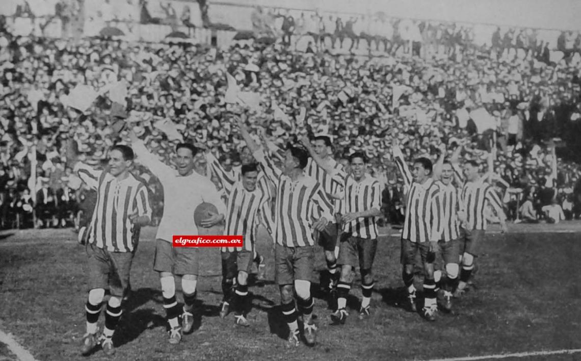 Imagen El team paraguayo hace su presentación dando una vuelta al field ruidosamente aplaudido. Contestan ellos al caluroso saludo con las banderitas argentinas que llevan en la diestra.