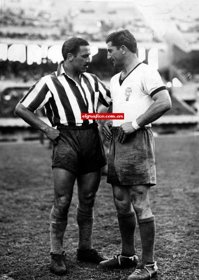 Imagen 3 de noviembre de 1940 Hemos vuelto al trabajo. En la cancha de River nos encontramos con Huracán. Nueva fotografía con Herminio Masantonio, una de las tantas que tengo junto a "Masa", gran jugador y además gran muchacho.