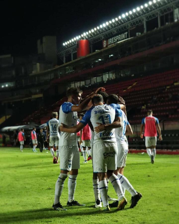 Imagen Godoy Cruz y el festejo tras el segundo tanto de Ojeda, que marcó los dos goles del Tomba. Foto: @ClubGodoyCruz