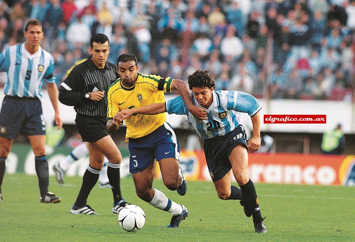 Frente a Brasil junto a Emerson, en el Monumental. La Selección Nacional es su gran objetivo de cara al Mundial del 2002.