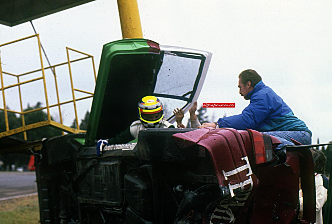 Ayudan a salir a Cingolani del auto destruido.