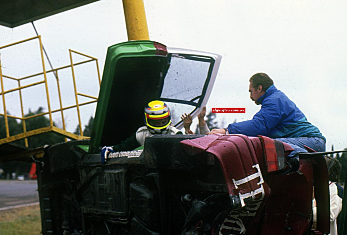 Imagen Ayudan a salir a Cingolani del auto destruido.