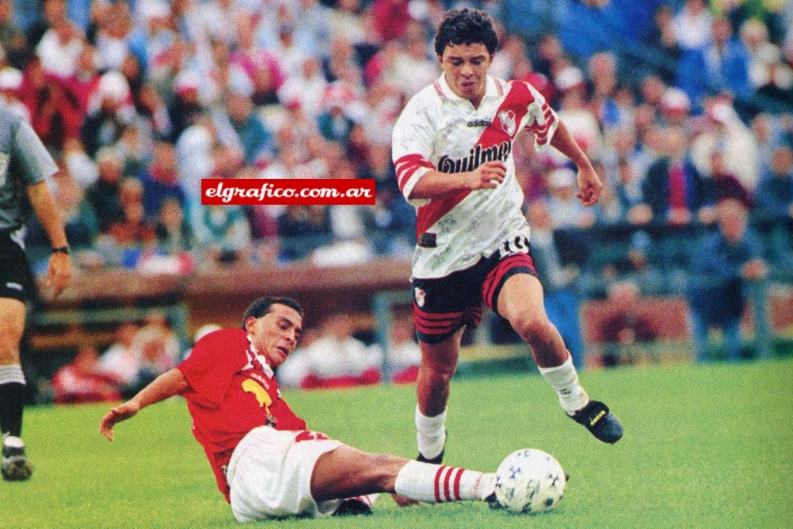 Marcelo Daniel Gallardo en plena acción, dejando tendido a Cristian Ledesma sobre el césped del estadio de Vélez.