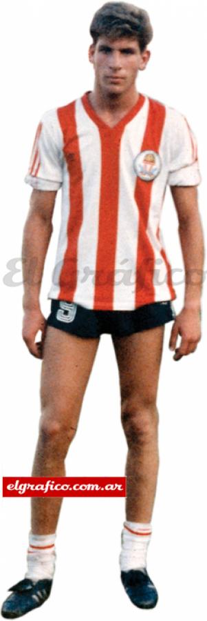 Debutó en Estudiantes el 5 de julio de 1992. Jugó en el Pincha hasta 1997.