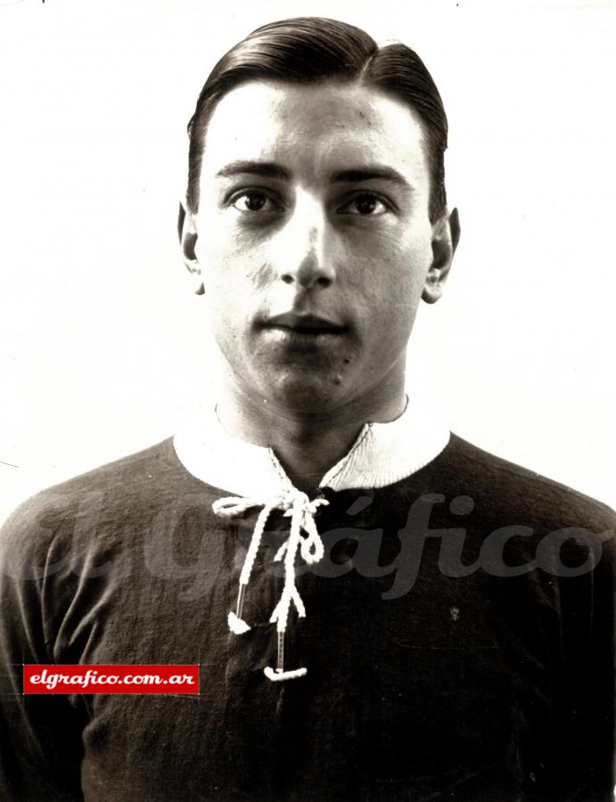 Imagen Raimundo "Mumo" Orsi con la casaca de Independiente.