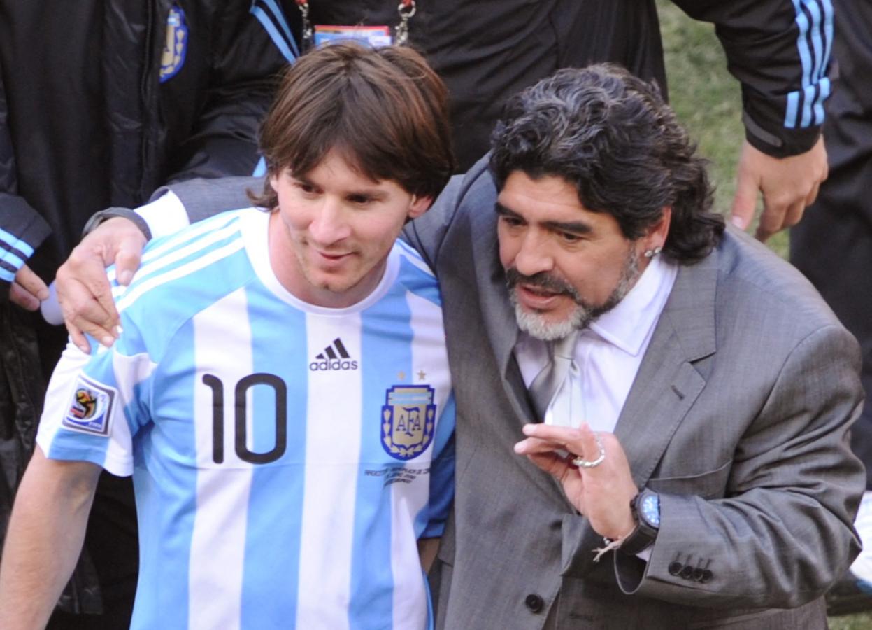 Imagen Messi y Maradona: la conexión mística entre los dioses del fútbol.