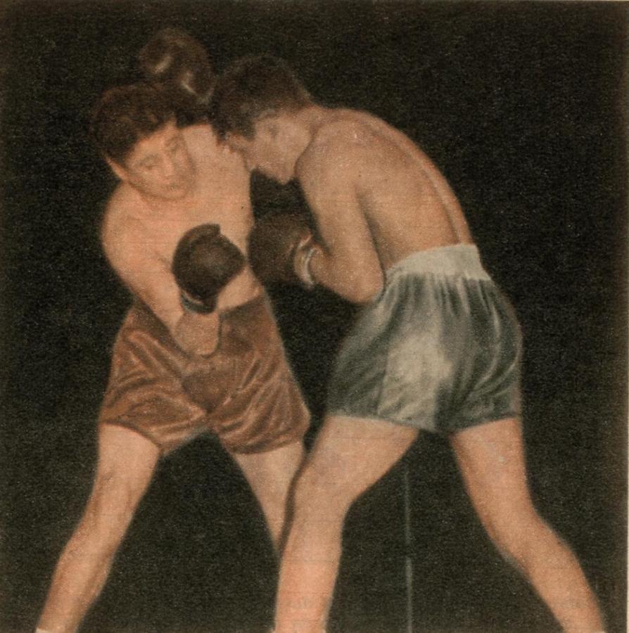 La lucha cuerpo a cuerpo, esa en la que es preciso emplear mucha sabiduría para salir airoso, fue la que caracterizó el desarrollo del combate entre Kid Cachetada y Guillermo López. Este ha esquivado una derecha.