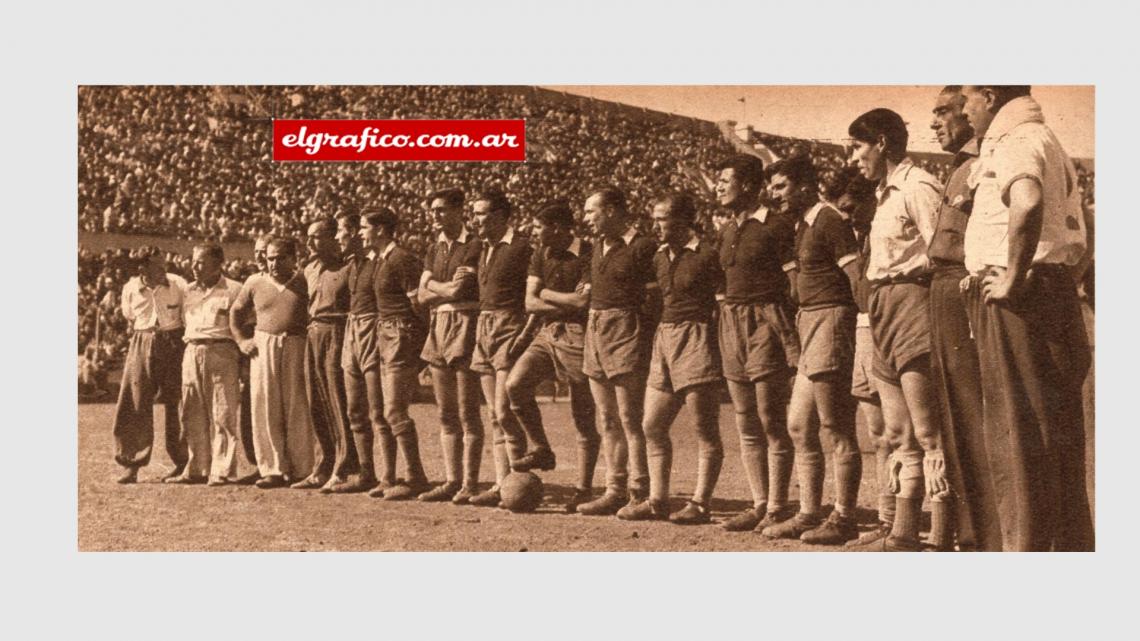 Imagen Equipo de Huracán que al vencer por dos a uno a Gimnasia y Esgrima de La Plata adquirido el derecho de continuar en el círculo privilegiado. Van tres temporadas consecutivas que los del Globito atraviesan similar angustia.