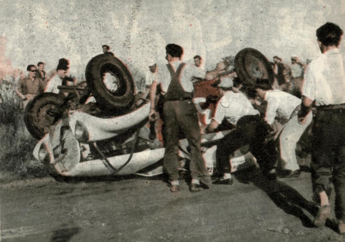 Imagen El coche de los Marchesich siguió dando tumbos de frente, sin salir del camino, hasta quedar aplastado en tal forma que capot y techo formaban una sola línea.