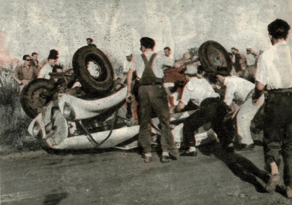 Imagen El coche de los Marchesich siguió dando tumbos de frente, sin salir del camino, hasta quedar aplastado en tal forma que capot y techo formaban una sola línea. 